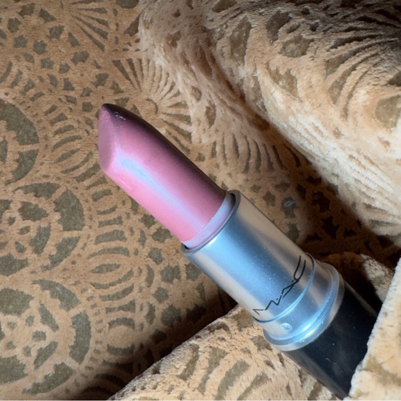 MAC-Finally Free-Creamsheen-lipstick AC5 limited edition. New-never used - Picture 5 of 5